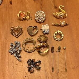Large lot of 16 Elegant Gold and Silver Brooches